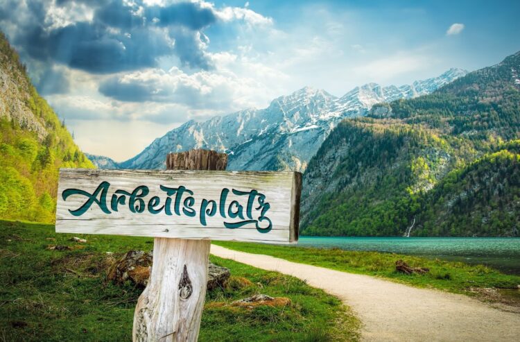 Foto von Gebirgswelt mit einem Schild "Arbeitsplatz"