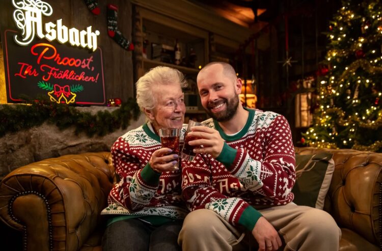 Foto von DJ und Influencer David Puentez und seiner Großmutter Christel.