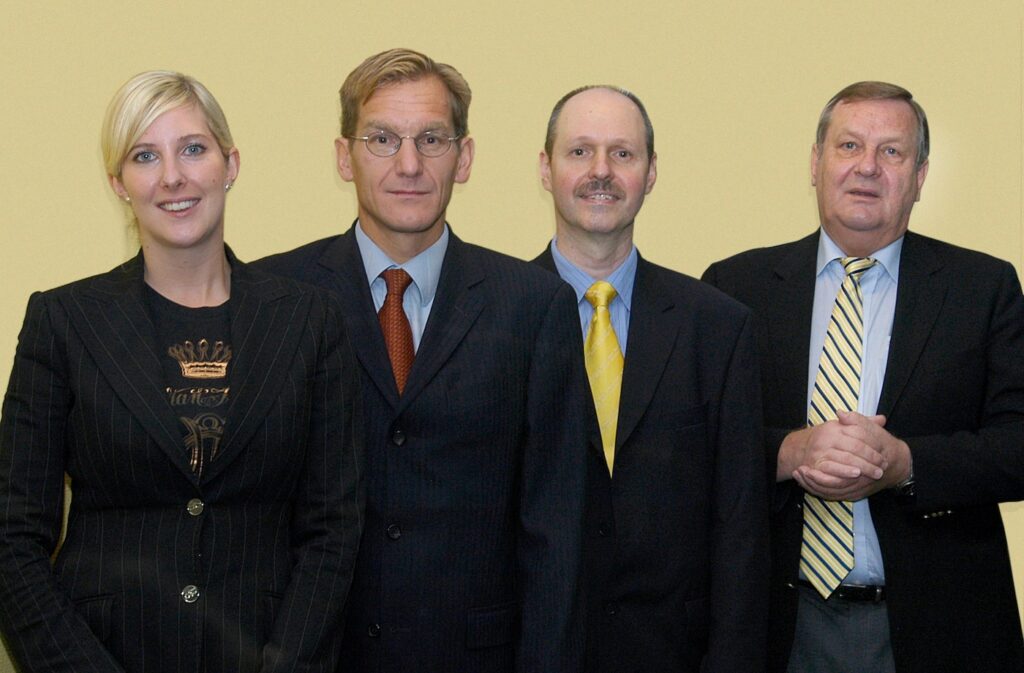Foto von Catharina Cramer, Stephan Fahrig (später Bitburger), Peter Himmelsbach und Warsteiner-Patriarch Albert Cramer