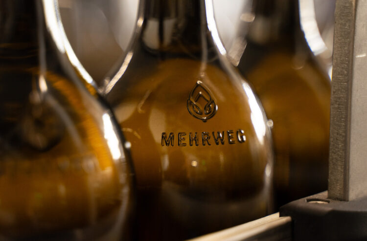 Nahaufnahme von Flaschen der Wein-Mehrweg eG
