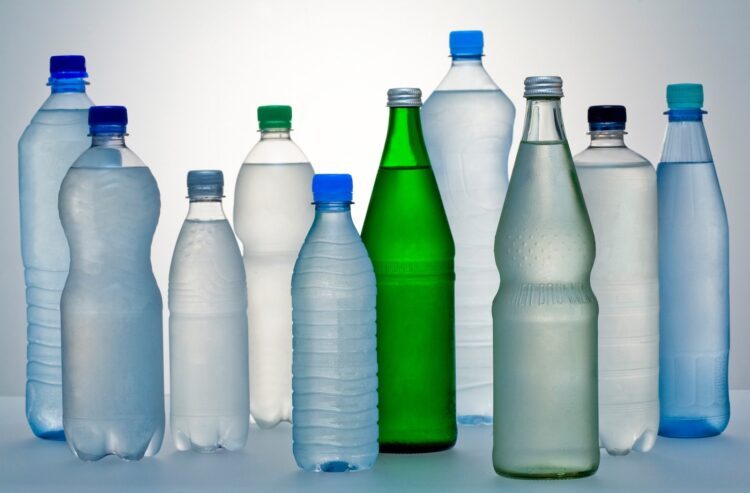 Mineralwasser in verschiedenen Flaschen