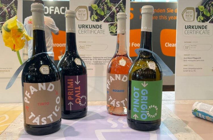 Vier Flaschen Pfandtastico am Messestand