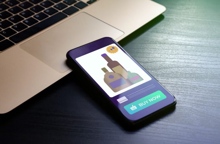 Laptop und Smartphone mit Wein-Shop