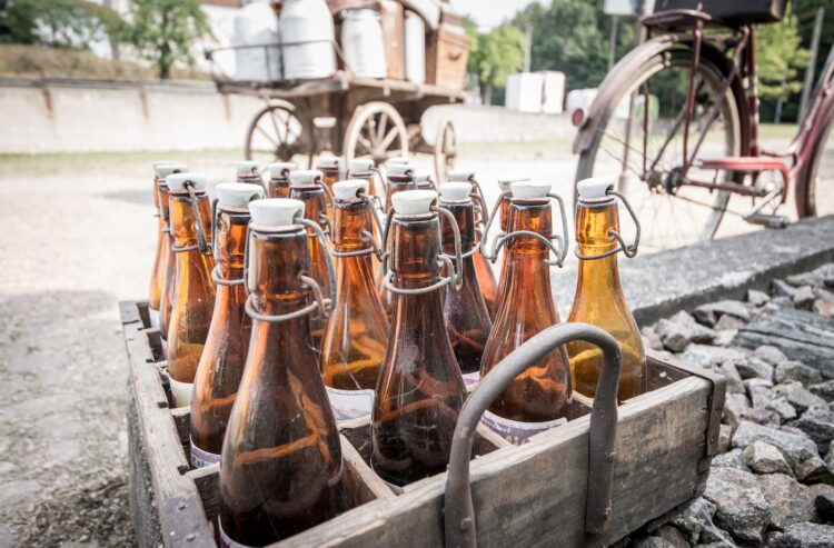 Historisches Foto: Alte Bügelflaschen im Holzkasten