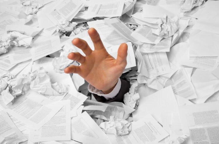 Foto Hand in Papierberg