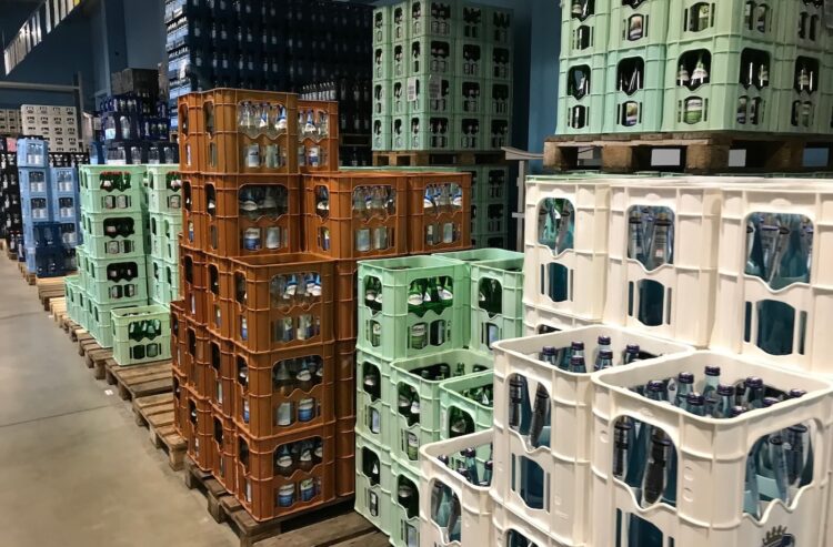 Foto Getränkekisten auf Paletten im Getränkemarkt