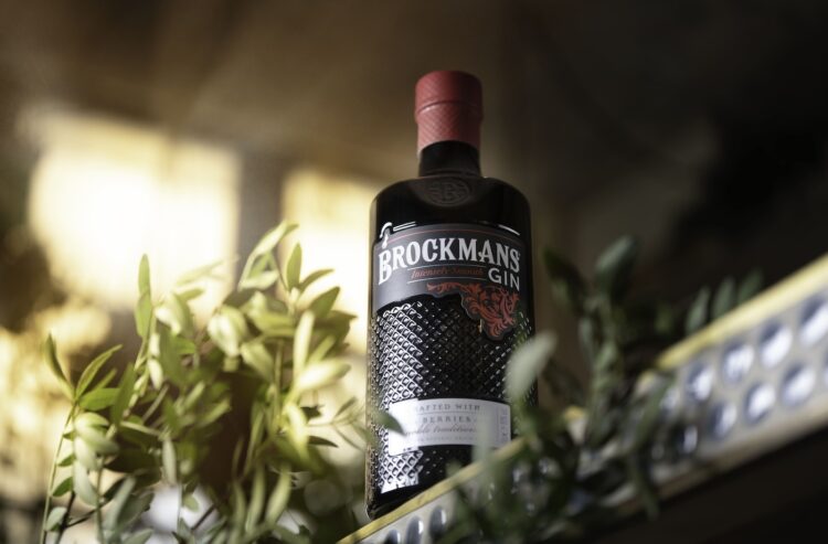 Eine Flasche Brockmans Gin auf einem Metallbord