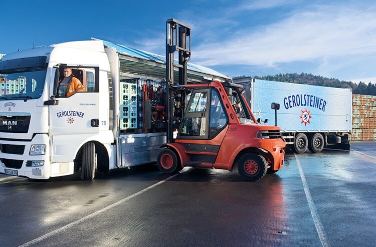 Gabelstapler belädt Gerolsteiner-Lkw mit Kisten.
