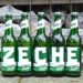Fünf Bierflaschen, die das Wort "Zeche" bilden