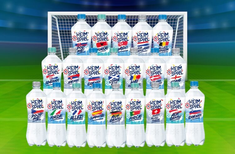 Foto von Gerolsteiner Flaschen im Flaggendesign.