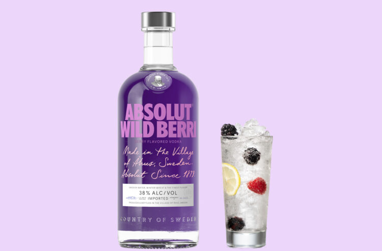 Eine Flasche Absolut Wild Berri und ein Longdrinkglas