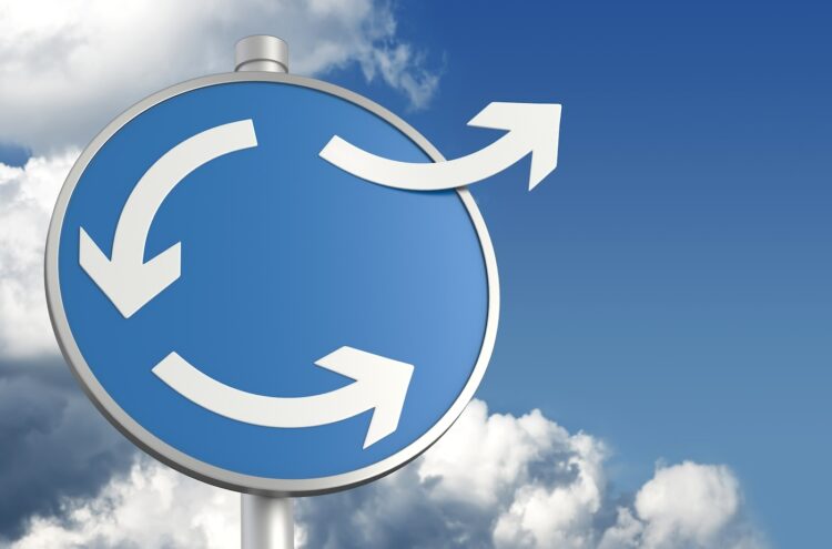 Verkehrszeichen Kreisverkehr, in dem ein Pfeil nach außen abweicht