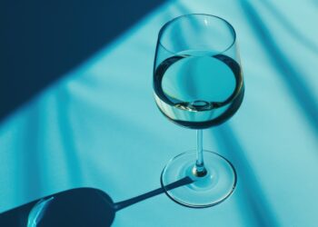 Weinglas auf einer hellblauen Oberfläche