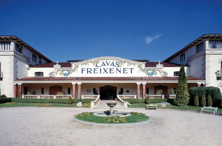 Der Freixenet-Hauptsitz mit dem historischen Markenschriftzug auf der Fassade
