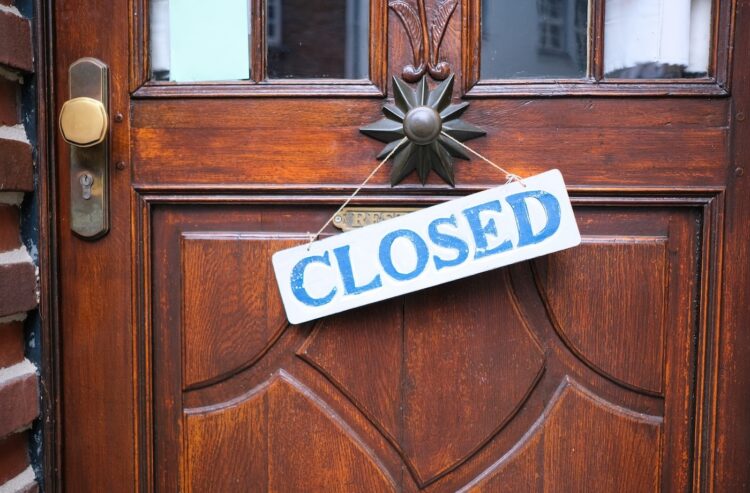 Holztür mit "Closed"-Schild