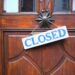 Holztür mit "Closed"-Schild