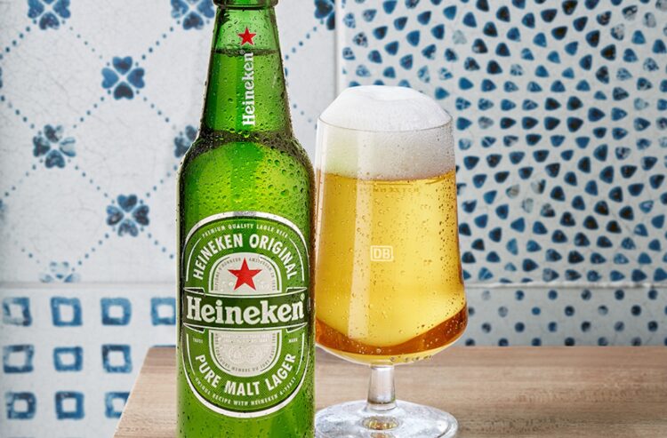 Foto Heineken-Flasche und Bierglas der Deutschen Bahn