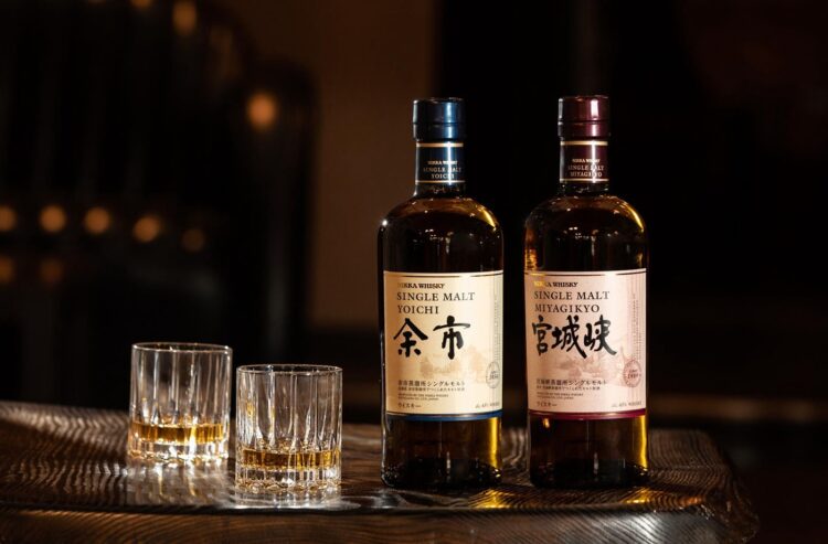 Zwei verschiedene Nikka-Whiskyflaschen