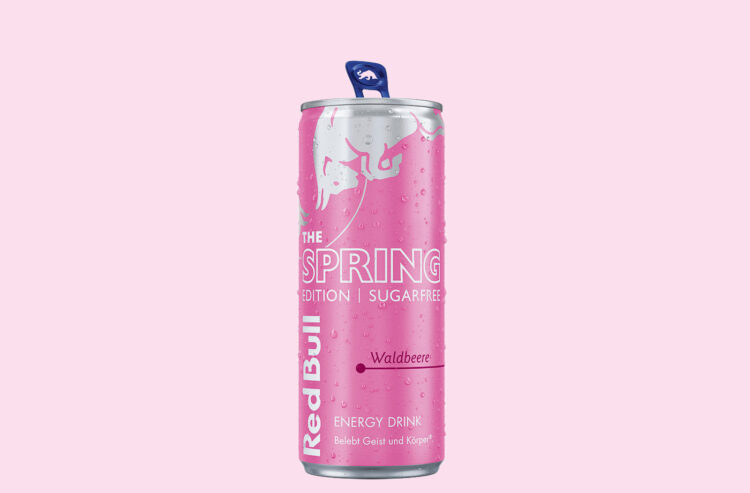 Eine Dose Red Bull Waldfrucht