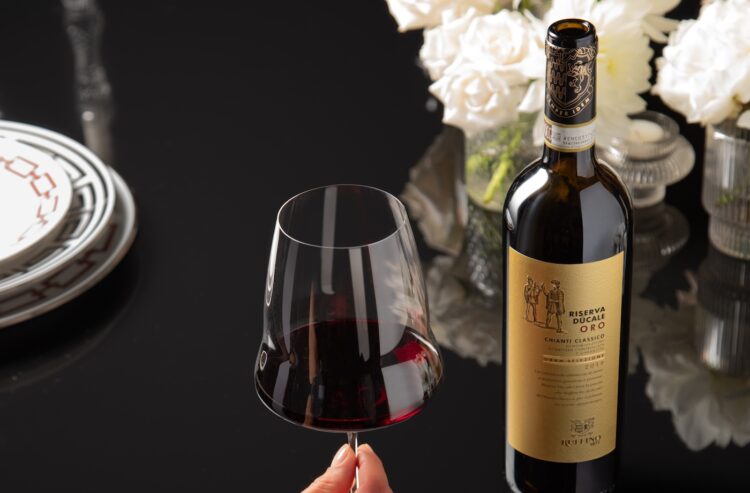 Stilllife Ruffino-Flasche und Glas