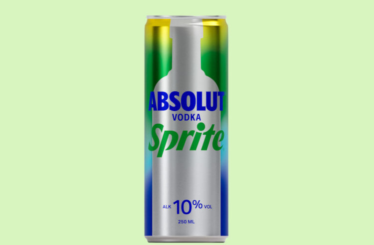 Eine Dose Absolut Vodka Sprite vor grünem Hintergrund
