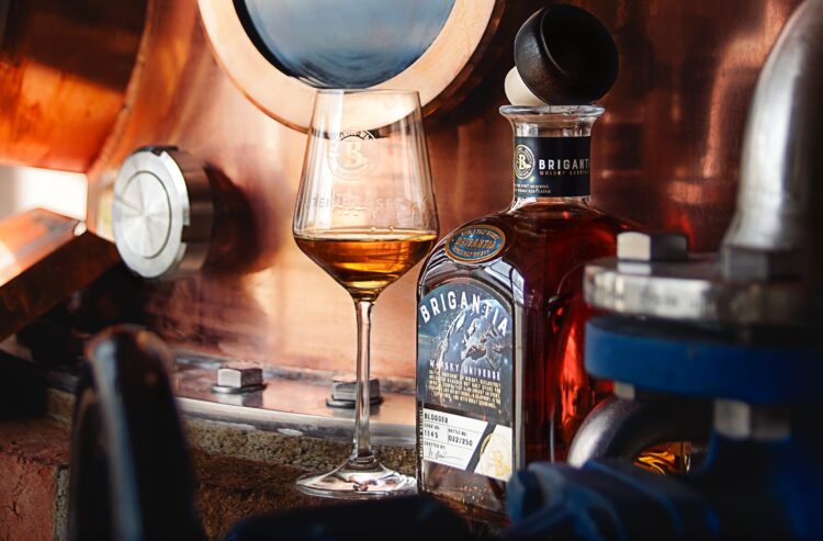 Flasche und Glas vor Brennblase