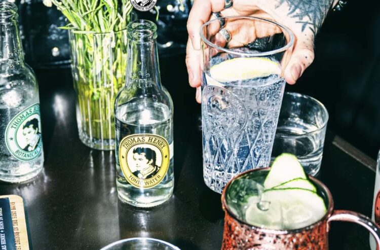 Thomas Henry-Filler und ein Longdrink auf einer Bar