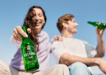 Foto junge Leute mit Veltins lager