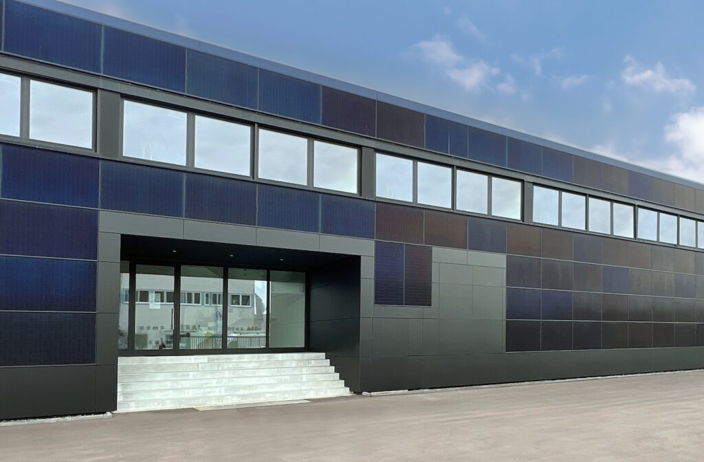 Das neue Vinco-Verwaltungsgebäude mit Photovoltaik an der Fassade