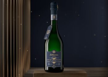 Eine Flasche Geldermann Grande Réserve vor dunklem Hintergrund