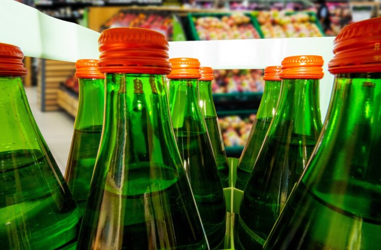 Nahaufnahme einer Mineralwasserkiste im Lebensmittelhandel