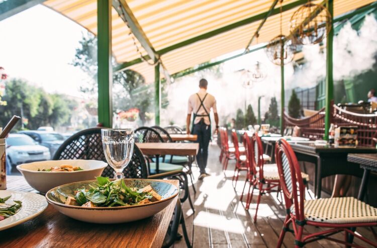 Foto von Restaurant mit vielen leeren Tischen