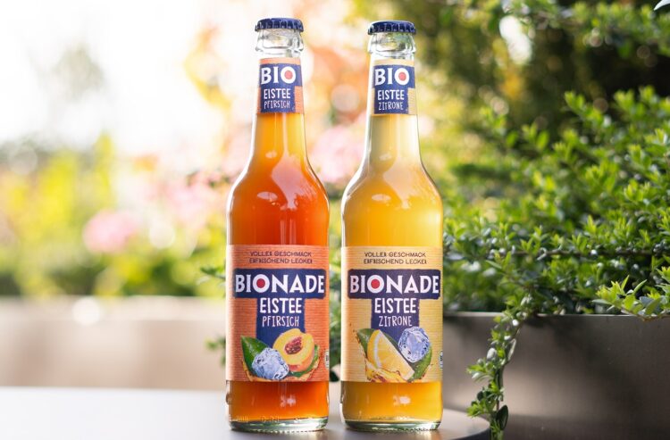 Je eine Flasche Bionade Pfirsich und Zitrone