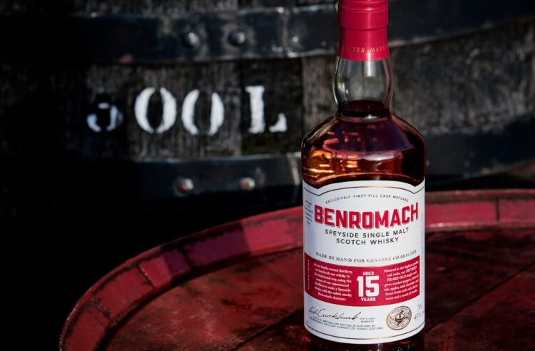 Eine Flasche Benromach 15 y.o. auf einem Fass stehend