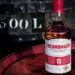 Eine Flasche Benromach 15 y.o. auf einem Fass stehend