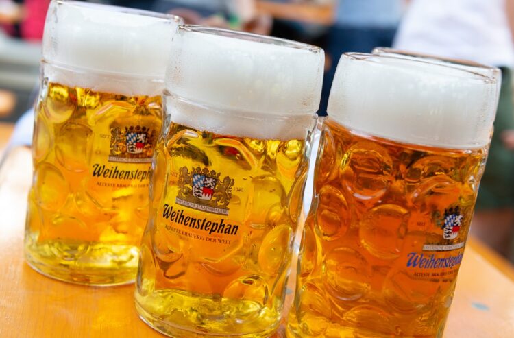 Foto Maßkrüge mit Weihenstephaner Bier