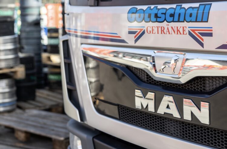 Foto Ausschnitt Lkw-Front von Getränke-Gottschall