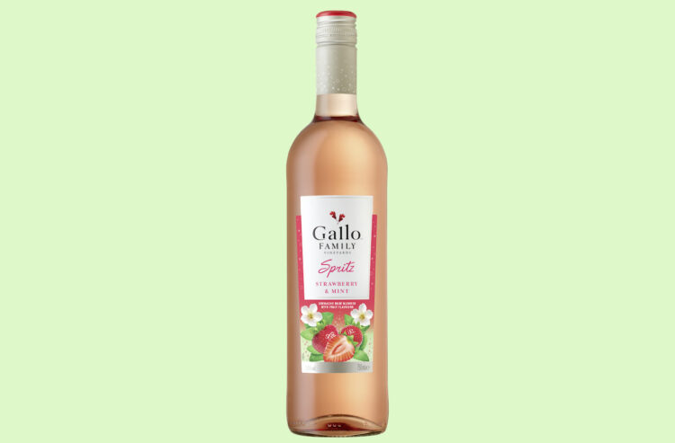 Eine Flasche Gallo Family Vineyards Spritz Strawberry & Mint