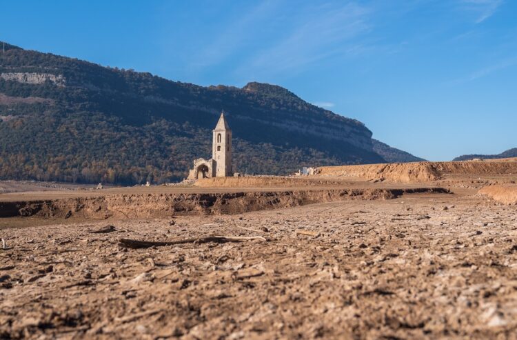 ausgetrockneter Stausee in Katalonien