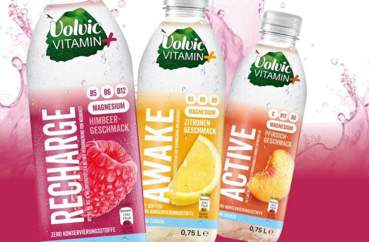 Die drei Sorten Volvic Vitamin+ vor dunkelrotem Hintergrund