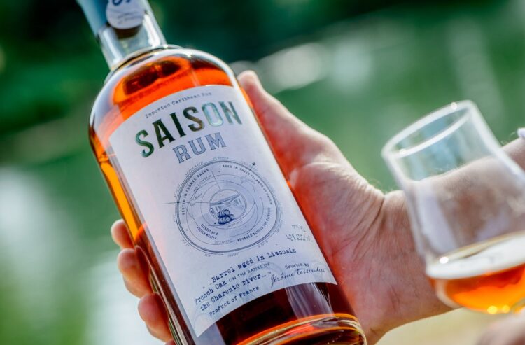 Eine Flasche Saison-Rum in einer Männerhand