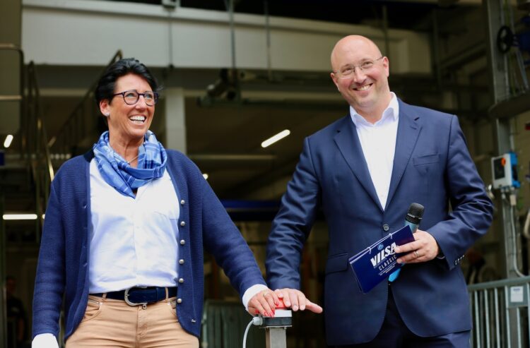 Die Gesellschafter Amai Kummrow-Rodekohr und Henning Rodekohr drücken den Startknopf für die neuen Abfüllanlagen.