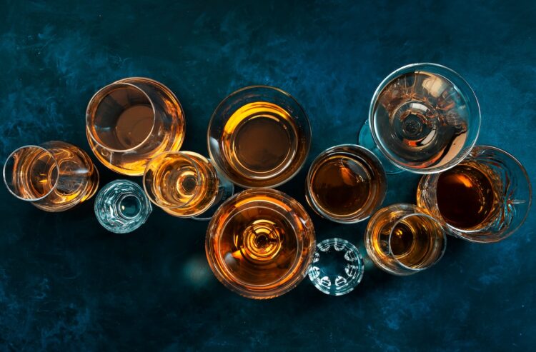 Verschiedenen Spirituosengläser von oben auf blauem Hintergrund