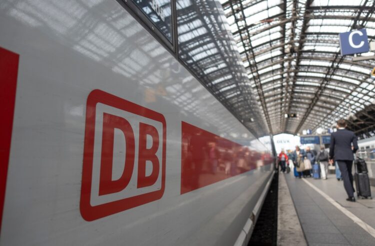 Foto eines ICE am Bahnsteig