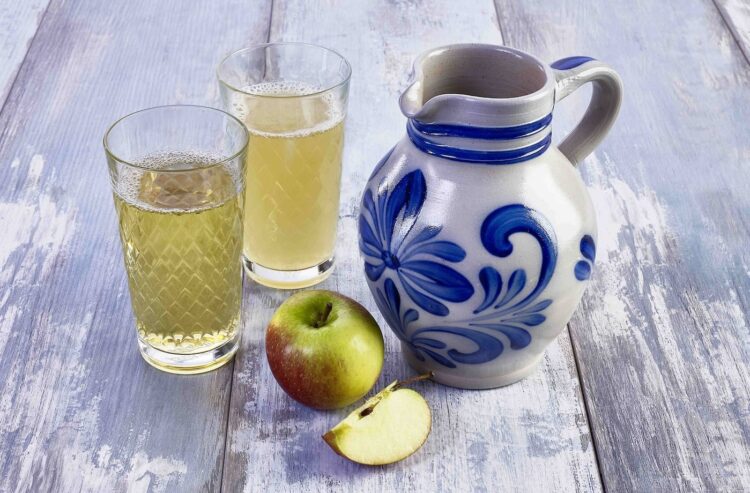 Apfelwein-Bembel mit Gläsern