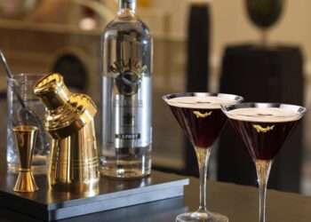 Eine Flasche Beluga Vodka mit zwei Cocktailgläsern