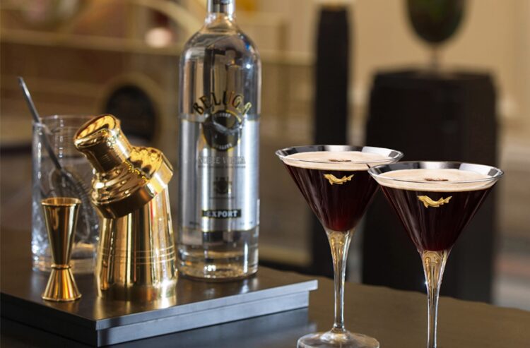 Eine Flasche Beluga Vodka mit zwei Cocktailgläsern