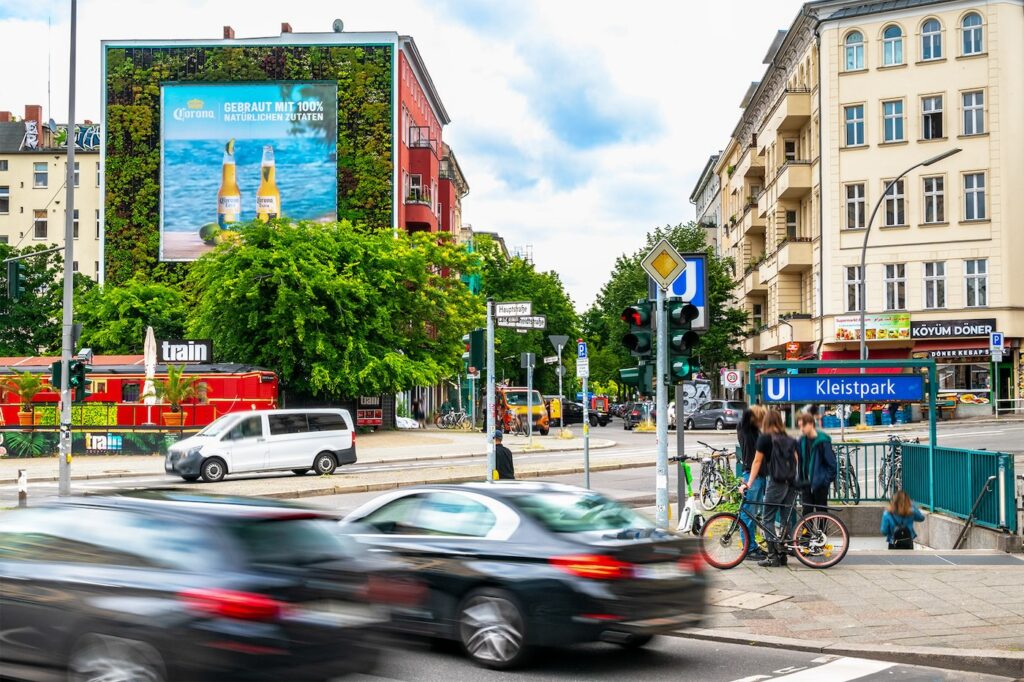 Corona-Werbeplakat in Berlin