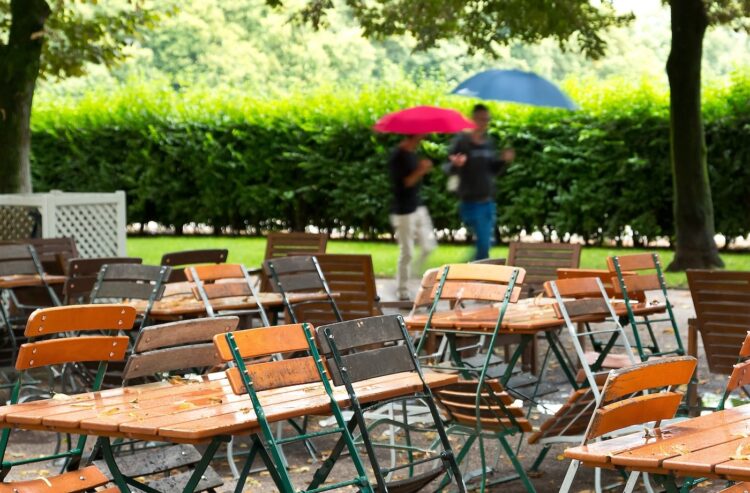 Leerer Biergarten im Sommer bei Regen