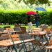 Leerer Biergarten im Sommer bei Regen